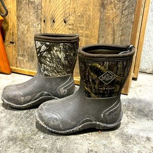 Muck boots kids size 12
